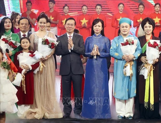 Le Président Vo Van Thuong (au milieu) et son épouse posent avec les artistes lors de la cérémonie en l’honneur de la 78e Fête nationale vietnamienne à l’Opéra de Hanoi. Photo : VNA.