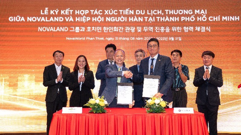 Lors de la cérémonie de signature d'un protocole d'accord sur la coopération et la promotion du tourisme et du commerce entre le Groupe Novaland et le Bureau de représentation de l'Administration nationale vietnamienne du tourisme en République de Corée et l'Association des Sud-coréens au Vietnam. Photo: NDEL