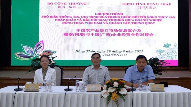 Lors du programme visant à diffuser des informations et les réglementations du marché chinois pour les produits aquatiques importés. Photo: congthuong