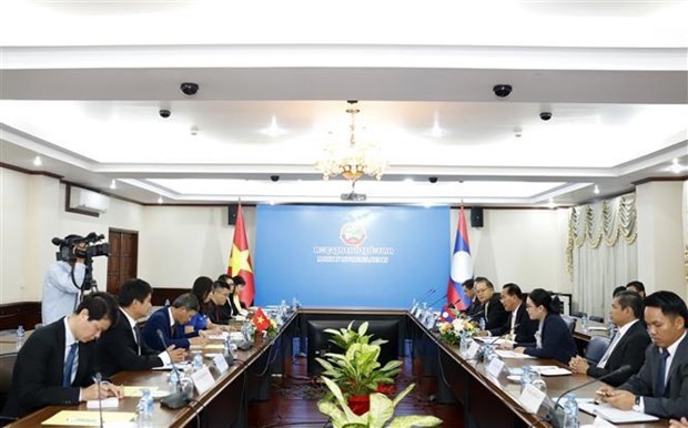 Séance de travail entre avec la vice-ministre des Affaires étrangères, Lê Thi Thu Hang, et son homologue lao, Tinh Souksan. Photo : VNA.