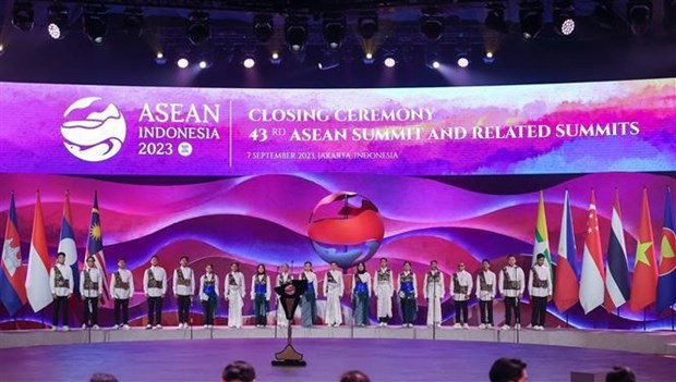Programme artistique de clôture de l'ASEAN 43. Photo : VNA.