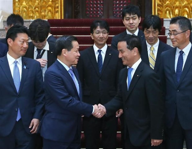 Le Vice-Premier ministre vietnamien, Lê Minh Khai (à gauche) et Muraoka Tsugumasa, gouverneur de la préfecture japonaise de Yamaguchi. Photo : VNA.