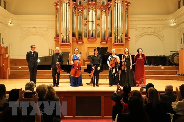 Des artistes se produisent au concert. Photo : VNA.