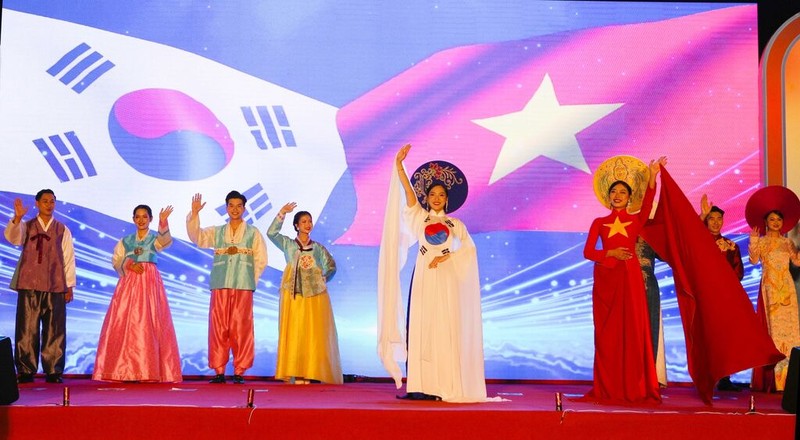 Spectacle de costume traditionnel Vietnam - République de Corée, le 7 septembre à Dà Nang. Photo : Lê Lâm/VNA/CVN. 