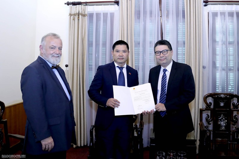 Le chef du Département consulaire du ministère des Affaires étrangères, Doan Hoang Minh, remet un exequatur à Pham Truong, consul honoraire de la République tchèque à Hai Phong.Photo: baoquocte