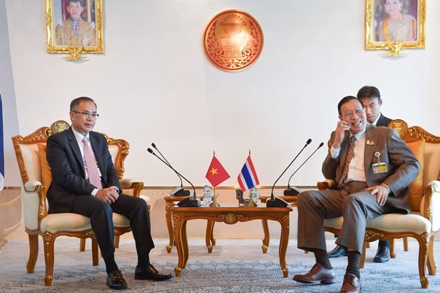 Le Président du Sénat thaïlandais, Pornpetch Wichitcholchai, et l'ambassadeur du Vietnam, Phan Chi Thành (à gauche). Photo : VNA.