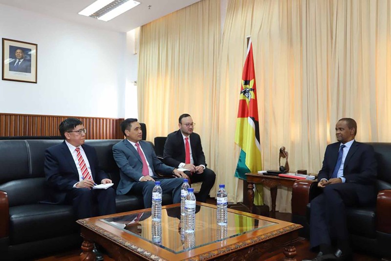 L'ambassadeur vietnamien au Mozambique, Pham Hoang Kim (à gauche), assiste à la réunion du Comité intergouvernemental au ministère mozambicain des Affaires étrangères, en mai 2023. Photo : baoquocte