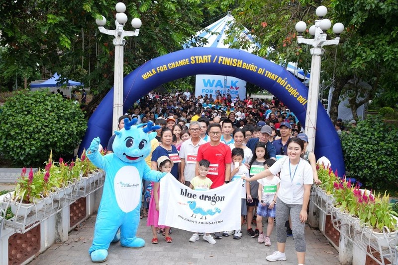 Plus de 500 personnes participent au Blue Dragon Marathon Walk 2023. Photo: baoquocte