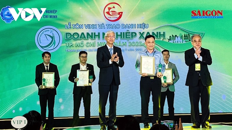 Lors de la cérémonie de remise du titre « Entreprise verte de Hô Chi Minh-Ville ». Photo: VOV