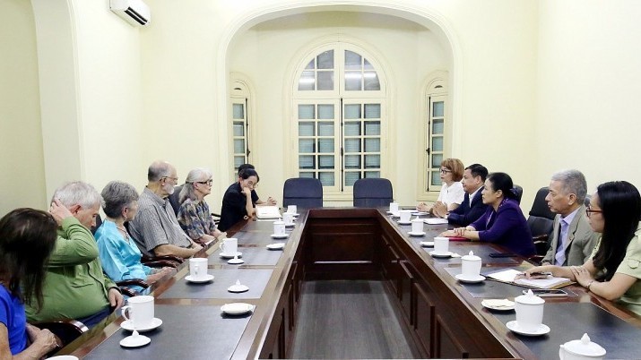 Lors de la encontre entre l’ambassadrice Nguyen Phuong Nga, présidente de l’Union des organisations d’amitié du Vietnam, et Jerilyn Brusseau, cofondatrice et présidente de PeaceTrees Vietnam. Photo: thoidai