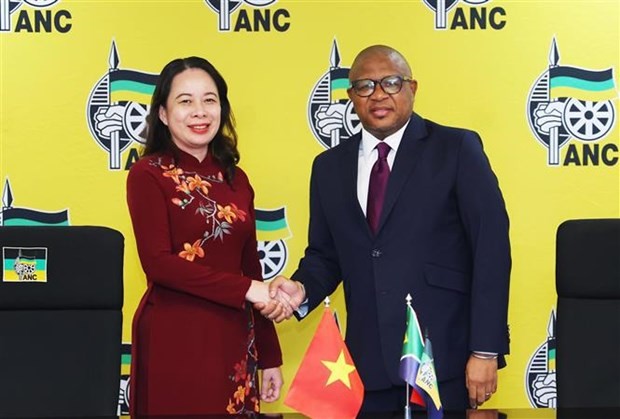 La vice-présidente de la République Vo Thi Anh Xuan a rencontré le secrétaire général du Parti au pouvoir du Congrès national africain (ANC) Fikile Mbalula à Johannesburg. Photo : VNA