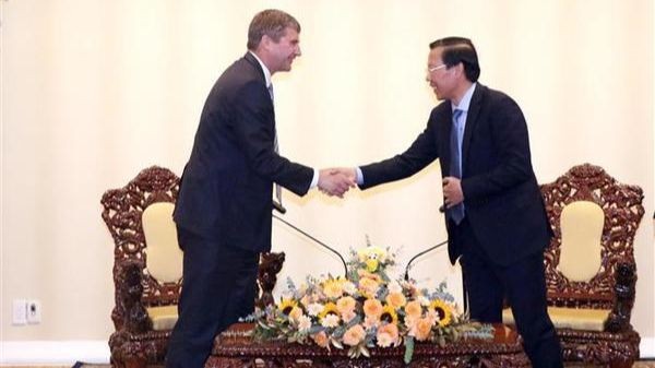 Le président du Comité populaire de Ho Chi Minh-Ville, Phan Van Mai (droite), reçoit le directeur exécutif du Forum économique mondial (FEM), Jeremy Jurgens. Photo: VNA