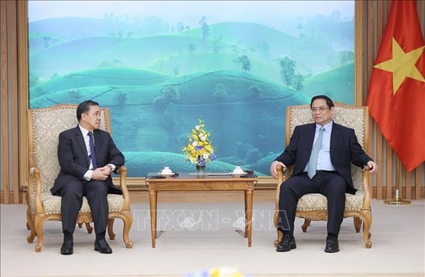 Le Premier ministre Pham Minh Chinh (à droite) reçoit l'ambassadeur du Laos au Vietnam, Sengphet Houngboungnuang, le 14 septembre à Hanoï. Photo : VNA.