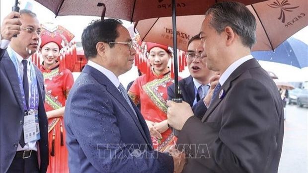 Cérémonie d'accueil du Premier ministre Pham Minh Chinh à l'aéroport à Nanning, en Chine. Photo: VNA