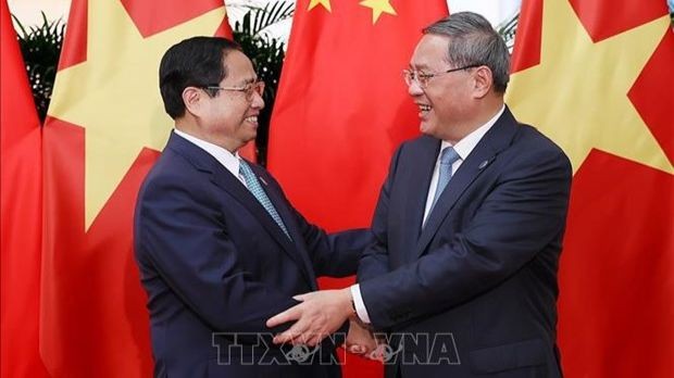 Le Premier ministre Pham Minh Chinh (gauche) et son homologue chinois, Li Qiang. Photo: VNA