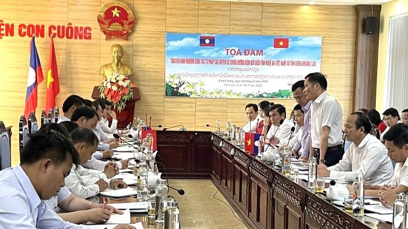 Lors du colloque pour partager des expériences en matière de coordination judiciaire entre les districts frontaliers de la province de Nghe An et de la province laotienne de Xieng Khuang. Photo: concuong.nghean.gov.vn