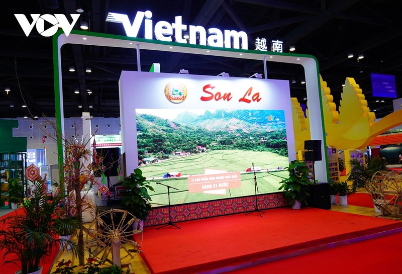 Le stand de la province de Son La (au Nord) présente des produits agricoles biologiques et transformés aux partenaires étrangers à CAEXPO 2023. Photo: VOV