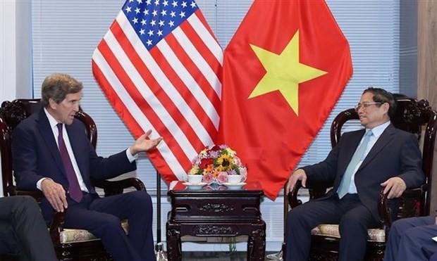 Le Premier ministre Pham Minh Chinh et l’Envoyé spécial du président des États-Unis pour le climat, John Kerry. Photo: VNA