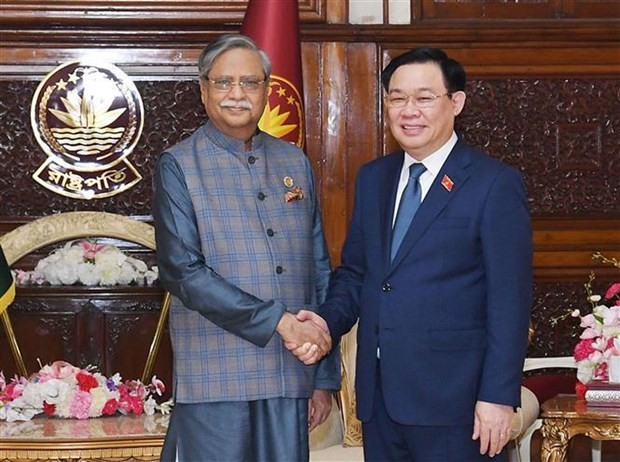 Le Président de l'Assemblée nationale vietnamienne, Vuong Dinh Huê, (à droite) et le Président du Bangladesh, Mohammed Shahabuddin. Photo : VNA.
