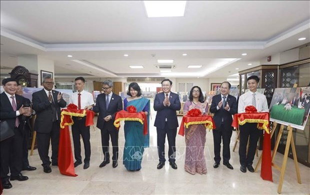 Le Président de l’Assemblée nationale du Vietnam, Vuong Dinh Huê, inaugure l’exposition de photos sur les 50 ans de relations diplomatiques entre le Vietnam et le Bangladesh. Photo : VNA.