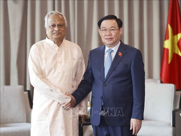 Le Président de l’Assemblée nationale du Vietnam, Vuong Dinh Huê (à droite) et le Président du Parti communiste du Bangladesh, Shah Alam. Photo : VNA.