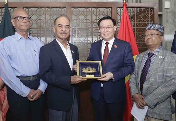 Le président de l'Assemblée nationale, Vuong Dinh Hue (2e à partir de la droite), offre un cadeau de souvenir au président de la Commission des affaires étrangères du Parlement du Bangladesh, Muhammad Faruk Khan (2e à partir de la gauche). Photo: VNA