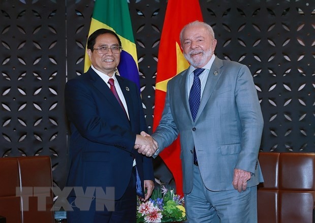 Le Premier ministre vietnamien, Pham Minh Chinh (à gauche) et le Président brésilien, Luiz Inácio Lula da Silva, à Hiroshima, au Japon, le 21 mai 2023. Photo : VNA.