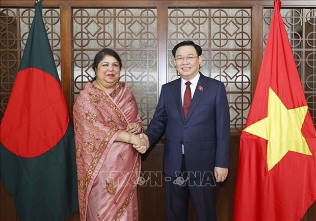 Le Président de l’Assemblée nationale du Vietnam, Vuong Dinh Huê et la Présidente du Parlement du Bangladesh Shirin Sharmin Chaudhury, à Dhaka, le 21 septembre. Photo : VNA.