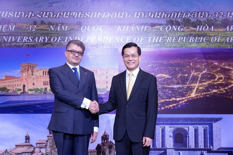 Le vice-ministre vietnamien des Affaires étrangères, Ha Kim Ngoc (à droite), et l’ambassadeur arménien au Vietnam, Vahram Kazhoyan. Photo : thoidai