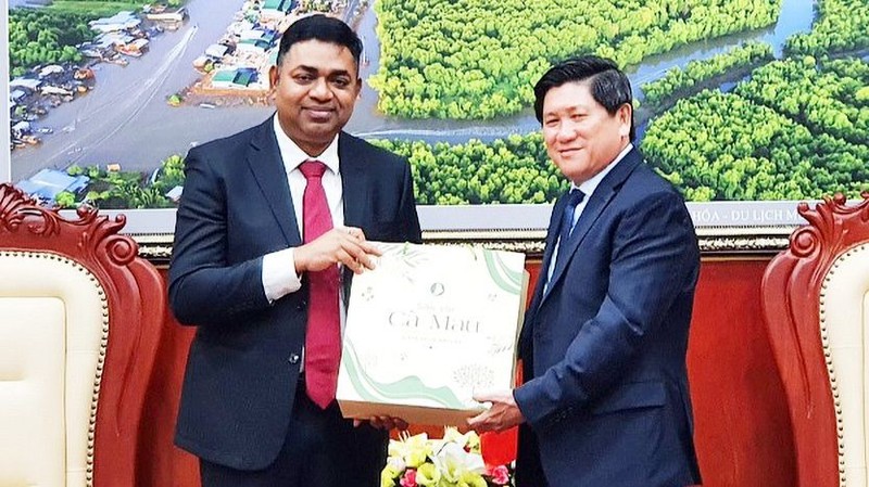 Le vice-président du Comité populaire de la province de Cà Mau, Lê Van Su (à droite), et le consul général d’Inde à Hô Chi Minh-Ville, Madan Mohan Sethi. Photo: TTDT Ca Mau