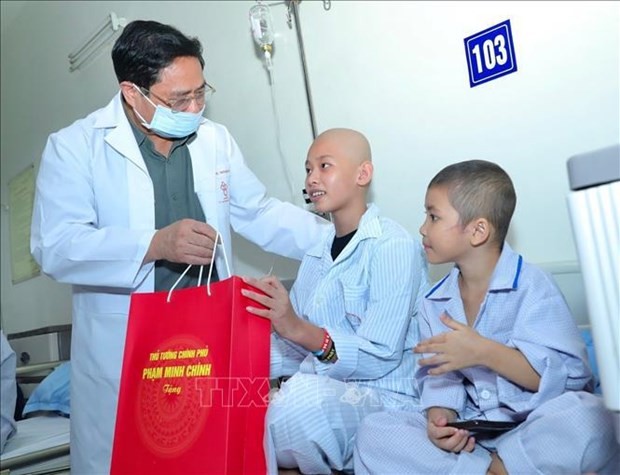 Le 28 septembre, le Premier ministre Pham Minh Chinh a rendu visite et remis des cadeaux aux enfants défavorisés soignés à l'Institut national d'hématologie et de transfusion sanguine, à l'occasion de la fête de la mi-automne qui tombe le 29 septembre de cette année.