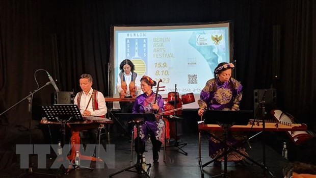 Les spectateurs ont profité de nombreuses performances d’instruments de musique imprégnés de la culture folklorique vietnamienne, interprétés par le quatuor Lotus. Photo: VNA