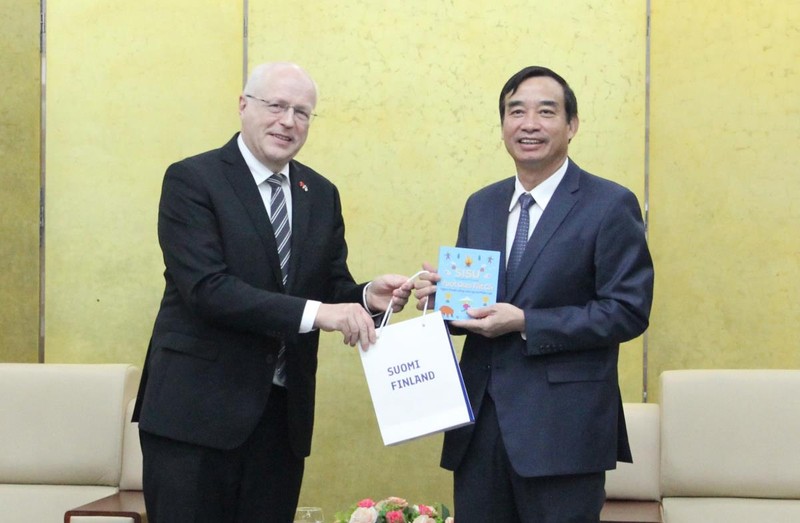 Le président du Comité populaire de la ville de Da Nang, Lê Trung Chinh (à droite), reçoit l’ambassadeur de Finlande au Vietnam, Keijo Norvanto.