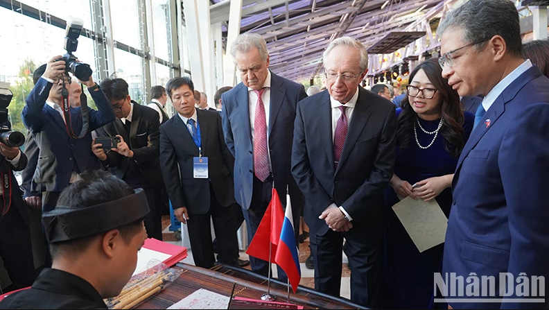 L'ambassadeur vietnamien en Russie, Dang Minh Khoi, et le vice-ministre russe des Affaires étrangères, Mikhaïl Galouzine, et le président de la commission des Affaires extérieures de Saint-Pétersbourg, Evgueni Grigoriev, lors de la cérémonie de célébration du 78e anniversaire de la Fête nationale du Vietnam en Russie. Photo : NDEL