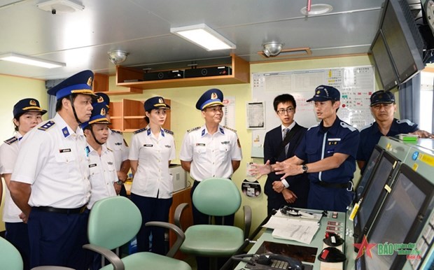 Une délégation des Garde-côtes vietnamiens a visité le 5 octobre le centre de trafic maritime de la baie d'Osaka et le patrouilleur SETTSU des Garde-côtes japonais (JCG).