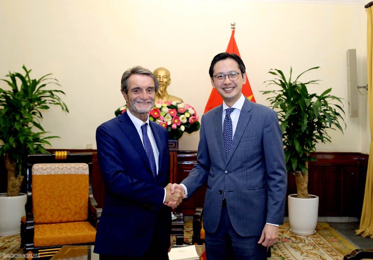 Le vice-ministre des Affaires étrangères Do Hung Viet (à droite) et Attilio Fontana, président de la région italienne de Lombardie, Photo: ttdn.vn