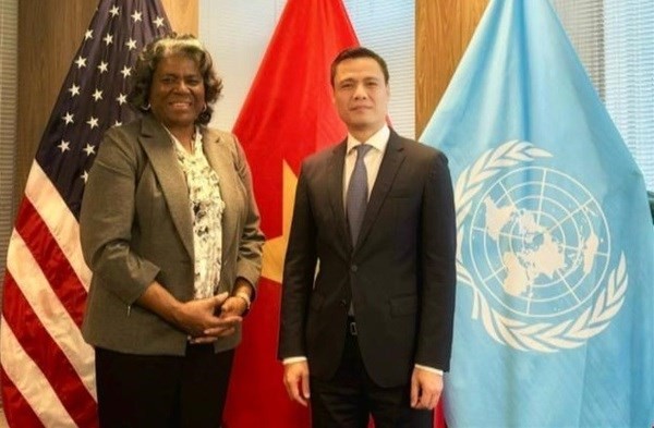 L'ambassadeur Dang Hoàng Giang, chef de la Mission permanente du Vietnam auprès de l'ONU, et l'ambassadrice et cheffe de la Mission des États-Unis auprès de l'ONU, membre du cabinet, Linda Thomas Greenfield. Photo : VNA.