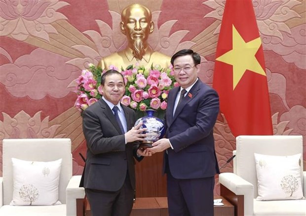 Le Président de l'Assemblée nationale du Vietnam, Vuong Dinh Huê (à droite) et l'ambassadeur du Laos, Sengphet Houngboungnuang. Photo : VNA.