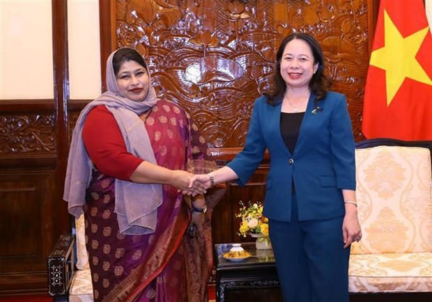 La vice-présidente de la République Vo Thi Anh Xuân (à droite) et l'ambassadrice du Bangladesh, Samina Naz. Photo : VNA