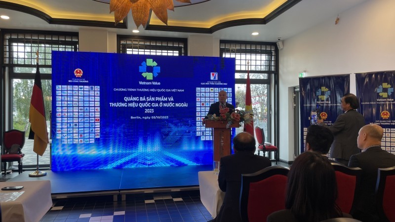 Vu Ba Phu, directeur du Département de promotion du commerce, prend la parole lors de l'événement. Photo: Service commercial du Vietnam en Allemagne)