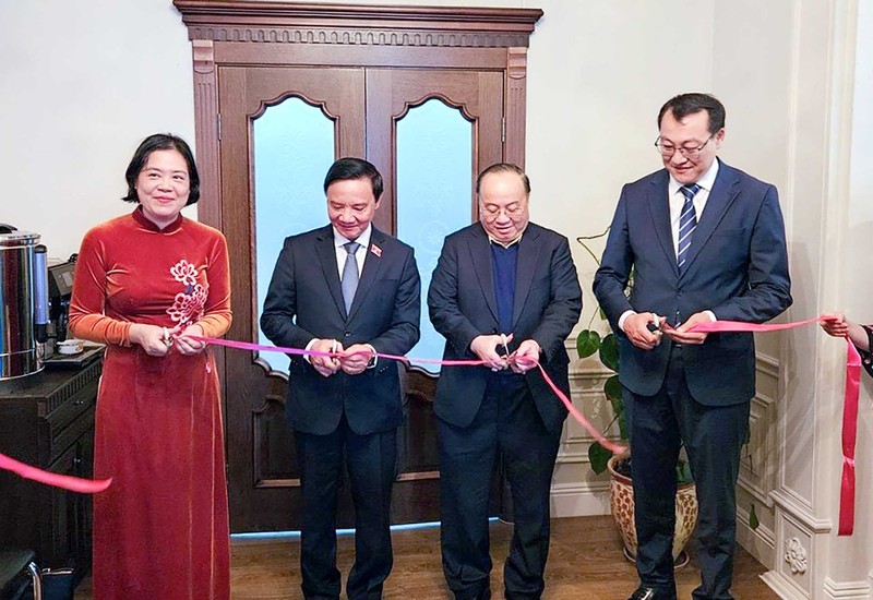 Lors de la cérémonie d’inauguration de la salle d'exposition de produits vietnamiens à Astana. Photo : baoquocte