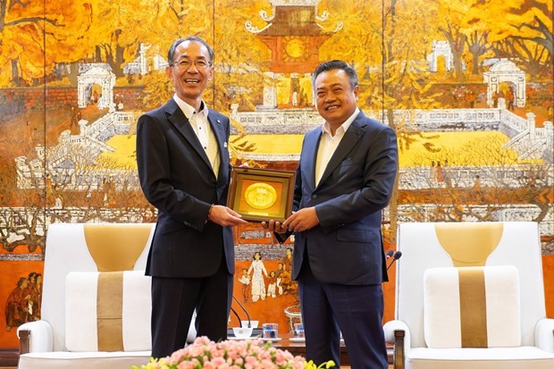 Le président du Comité populaire de Hanoï, Tran Sy Thanh (à droite), offre un souvenir de la capitale au maire adjoint de la ville de Fukuoka, Eiichi Nakamura. Photo: hanoimoi.com.vn