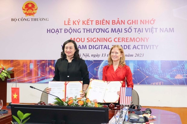 La directrice de l'USAID au Vietnam, Aler Grubbs (à droite) et la vice-ministre de l'Industrie et du Commerce, Phan Thi Thang, lors de la cérémonie de signature. Photo : ministère de l'Industrie et du Commerce.