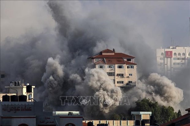 Des panaches de fumée et des incendies s'élèvent de la ville de Gaza, le 11 octobre 2023. Photo: Xinhua/VNA