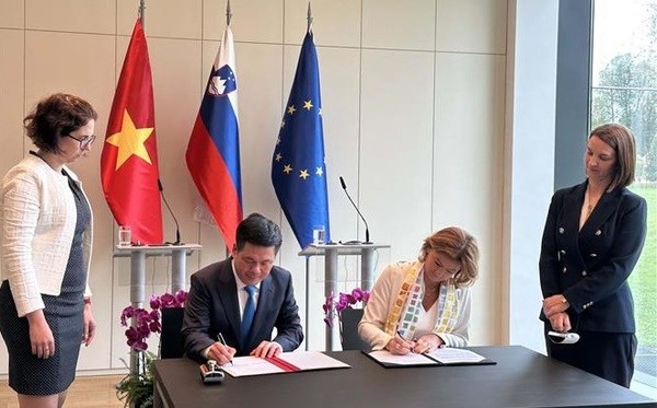 Le ministre Nguyen Hong Dien et la vice-Première ministre Tanja Fajon ont signé le procès-verbal de la 3e réunion du Comité intergouvernemental Vietnam - Slovénie. Photo: VNA