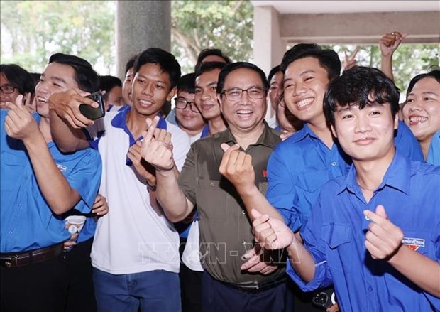 Le Premier ministre Pham Minh Chinh et de jeunes électeurs de Cân Tho. Photo : VNA.