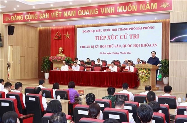 Le Président de l'Assemblée nationale (AN) Vuong Dinh Huê et la délégation de députés de Hai Phong à l'AN rencontrent samedi matin 14 octobre des électeurs de l'arrondissement de Dô Son. Photo : VNA.