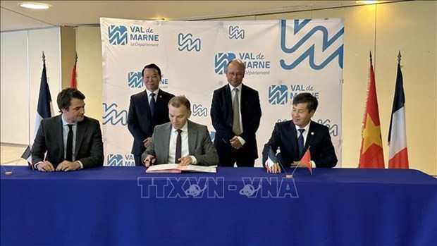 Signature de conventions de coopération entre Yen Bai, le Val-de-Marne et l’Assainissement de l’Agglomération Parisienne (SIAAP). Photo : VNA