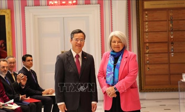 L'ambassadeur du Vietnam au Canada, Pham Vinh Quang, et la gouverneure générale du Canada, Mary Jeannie May Simon. Photo : VNA.