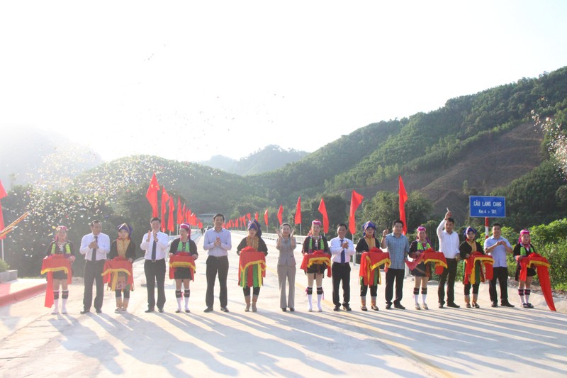 Le district de Ba Che organise la cérémonie d’inauguration du projet de modernisation de la route anti-inondation. Photo: baoquangninh.vn